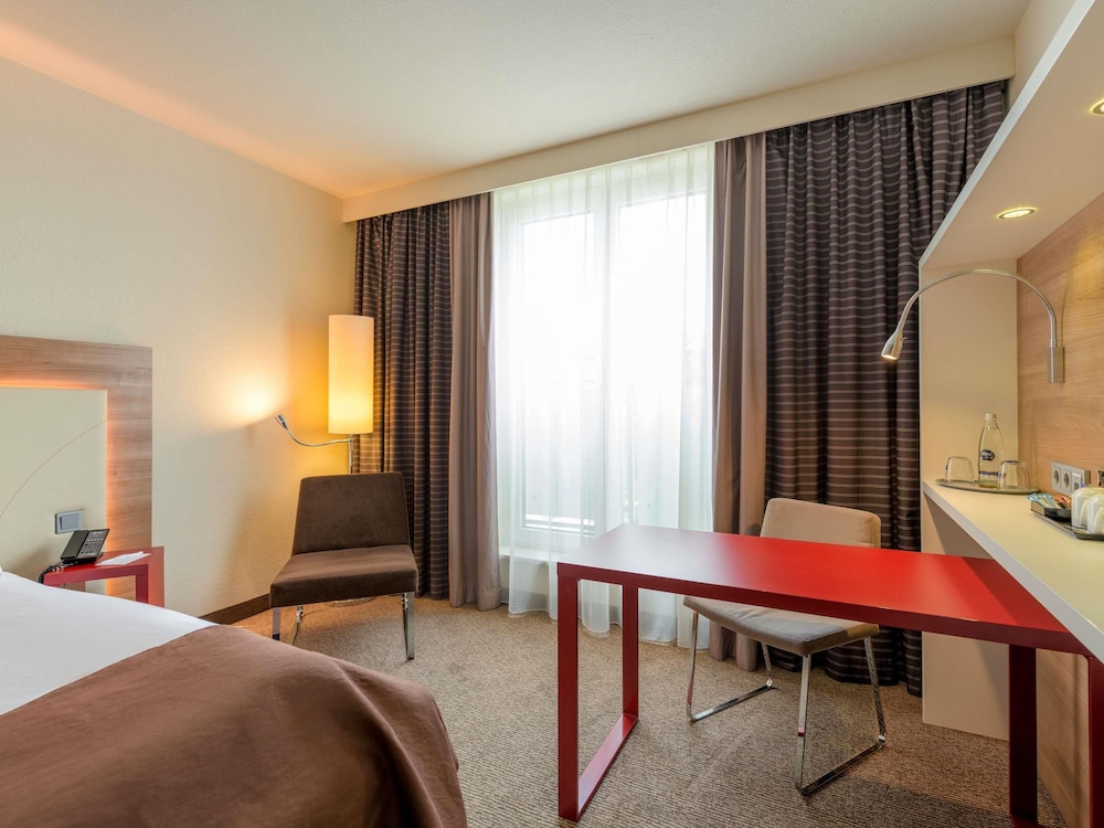 Habitación estándar con cama king size del hotel Mercure Stuttgart Airport Messe. Foto 4