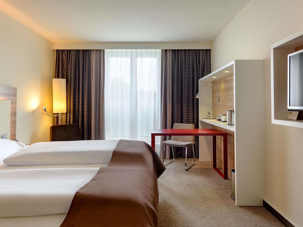 Habitación estándar con cama king size del hotel Mercure Stuttgart Airport Messe. Foto 7
