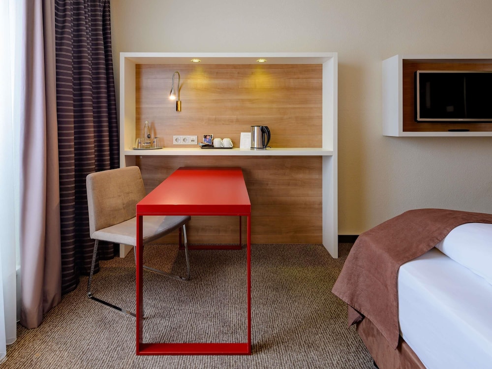 Habitación estándar con cama king size del hotel Mercure Stuttgart Airport Messe. Foto 9