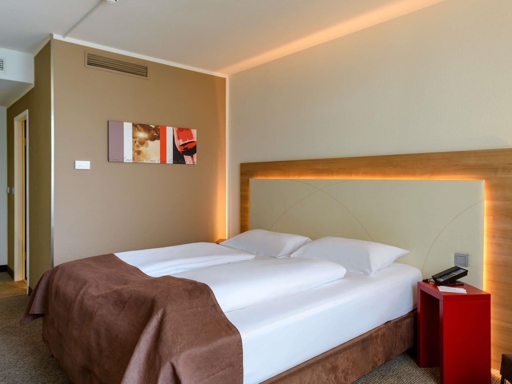 Habitación Superior con cama king size del hotel Mercure Stuttgart Airport Messe. Foto 2