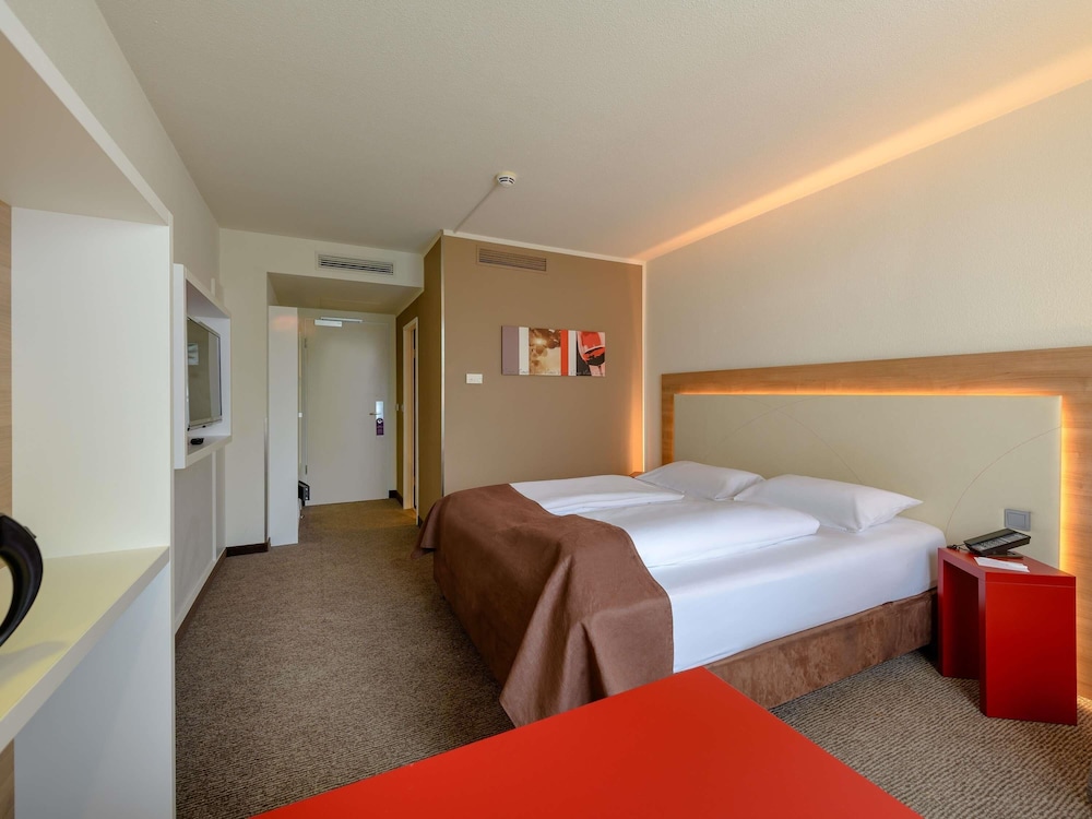 Habitación Superior con cama king size del hotel Mercure Stuttgart Airport Messe. Foto 3