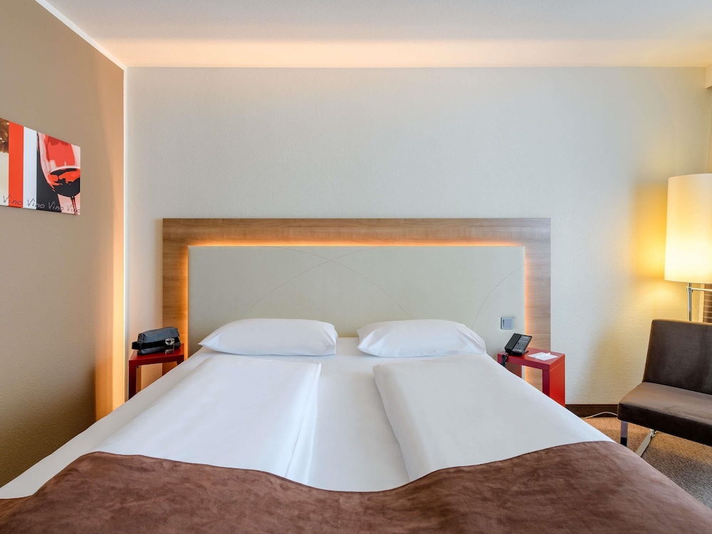 Habitación Superior con cama king size del hotel Mercure Stuttgart Airport Messe. Foto 5