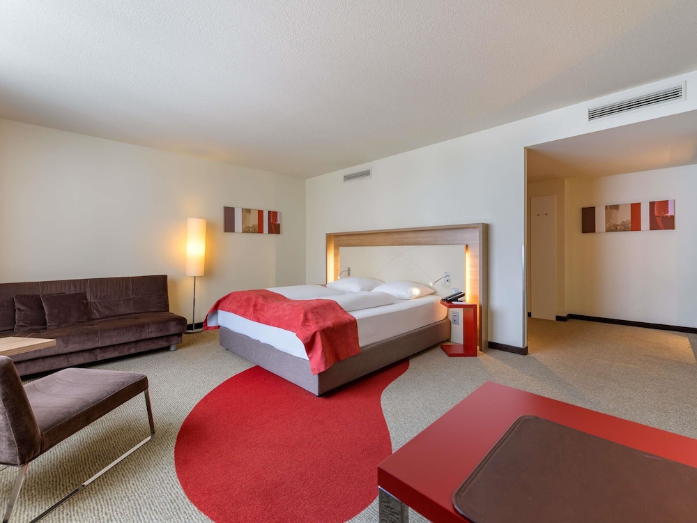 Habitación Privilege con cama king size y sofá cama del hotel Mercure Stuttgart Airport Messe