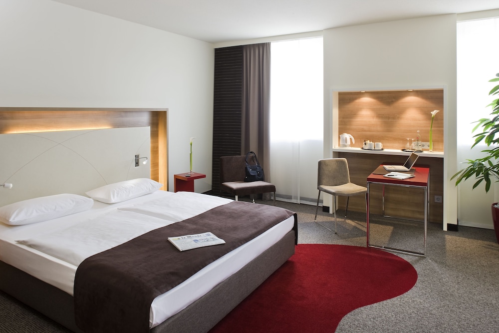 Habitación Privilege con cama king size y sofá cama del hotel Mercure Stuttgart Airport Messe. Foto 1