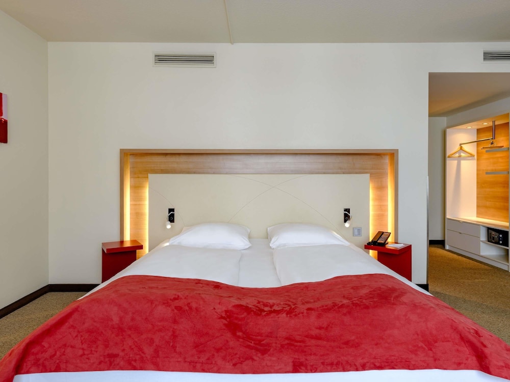 Habitación Privilege con cama king size y sofá cama del hotel Mercure Stuttgart Airport Messe. Foto 3