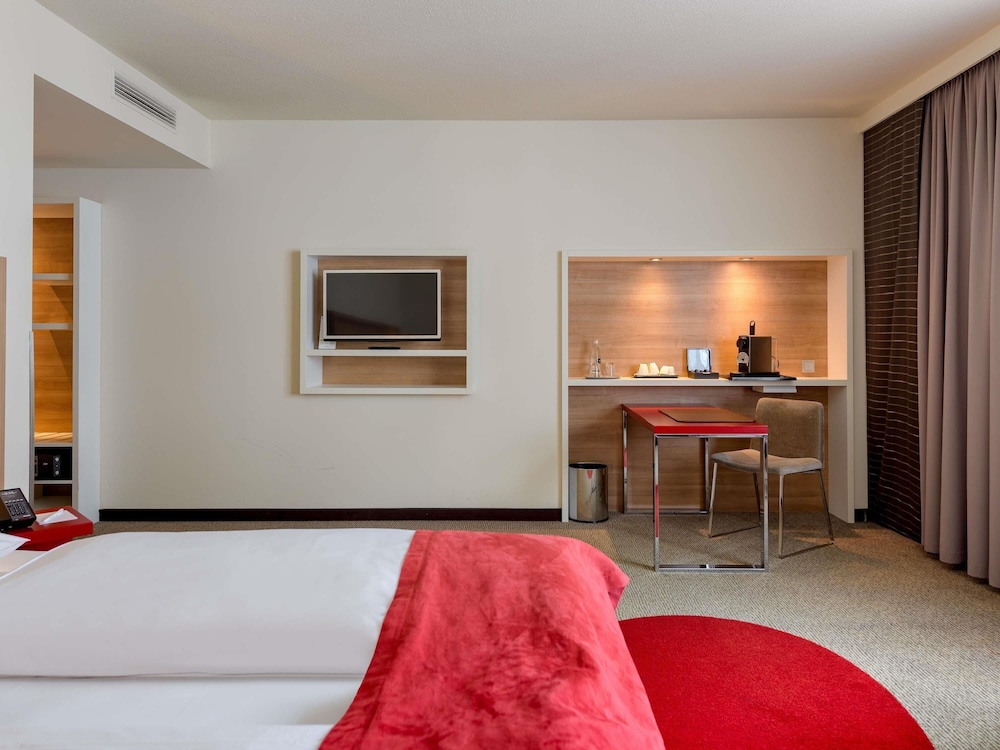 Habitación Privilege con cama king size y sofá cama del hotel Mercure Stuttgart Airport Messe. Foto 5