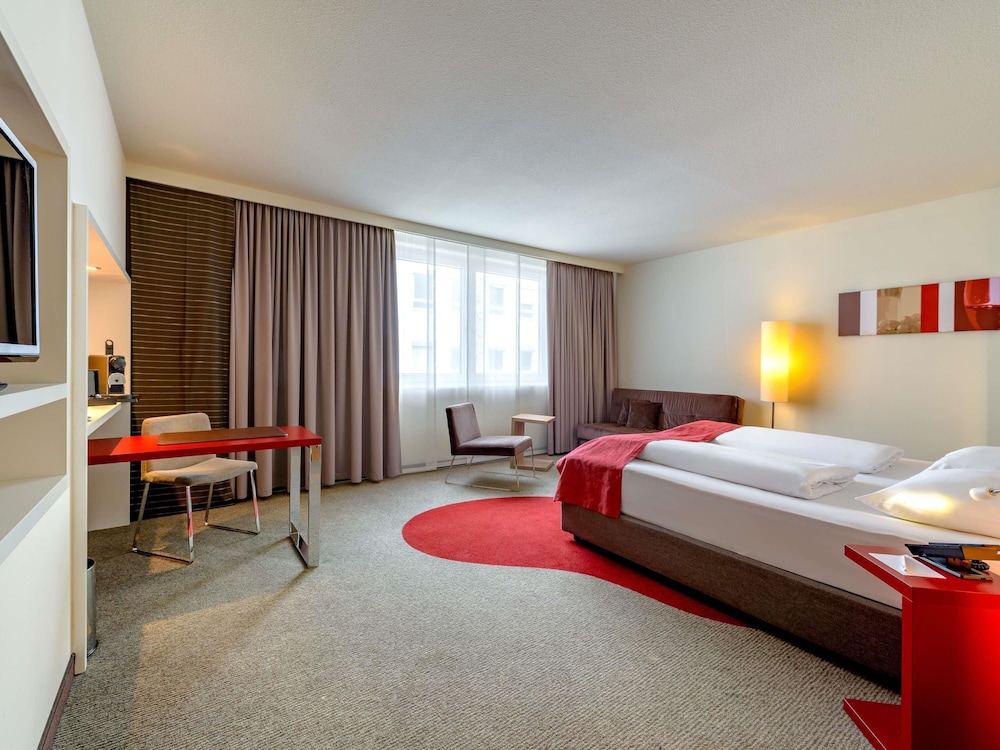 Habitación Privilege con cama king size y sofá cama del hotel Mercure Stuttgart Airport Messe. Foto 8