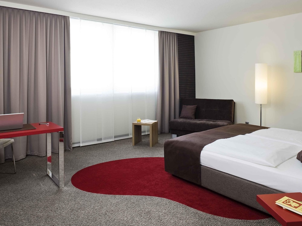 Habitación Privilege con cama king size y sofá cama del hotel Mercure Stuttgart Airport Messe. Foto 9