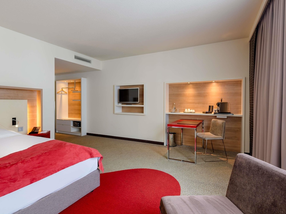 Habitación Privilege con cama king size y sofá cama del hotel Mercure Stuttgart Airport Messe. Foto 10
