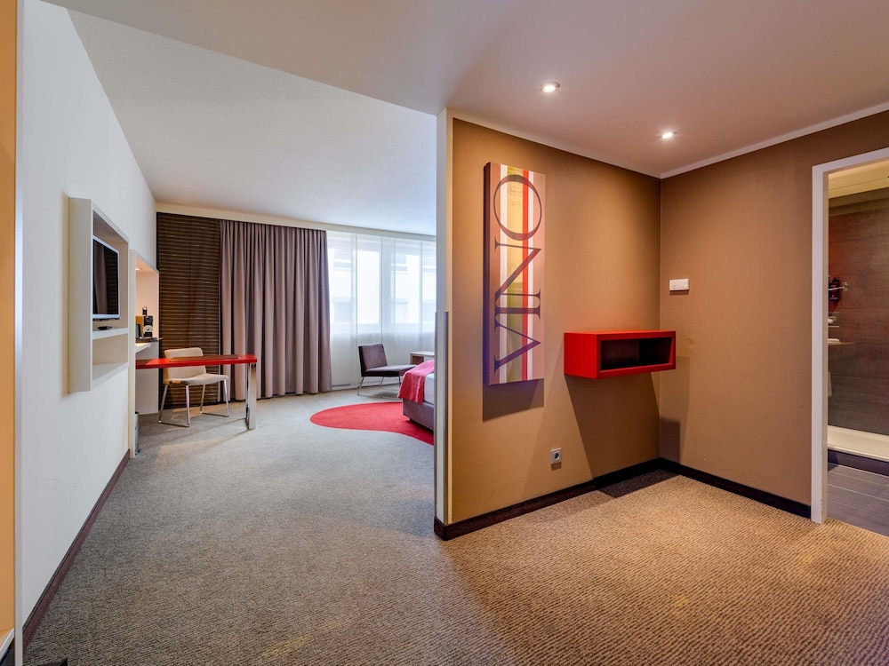 Habitación Privilege con cama king size y sofá cama del hotel Mercure Stuttgart Airport Messe. Foto 11