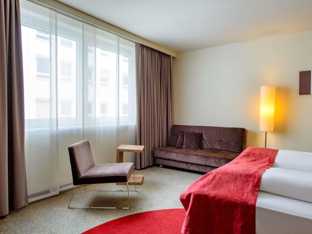 Habitación Privilege con cama king size y sofá cama del hotel Mercure Stuttgart Airport Messe. Foto 12