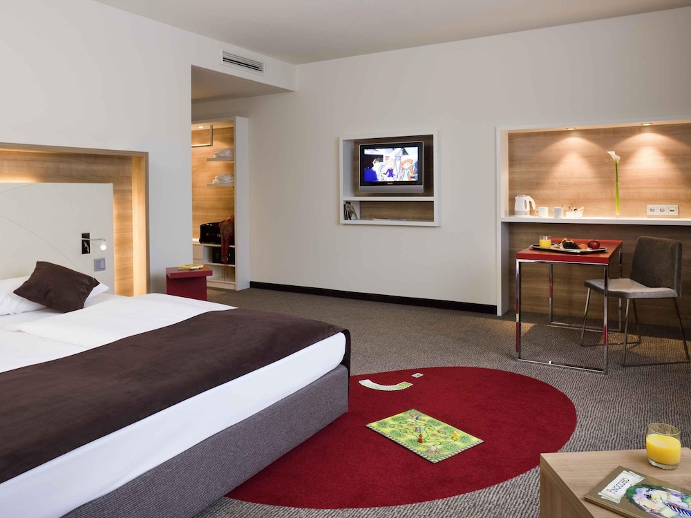 Habitación Privilege con cama king size y sofá cama del hotel Mercure Stuttgart Airport Messe. Foto 15