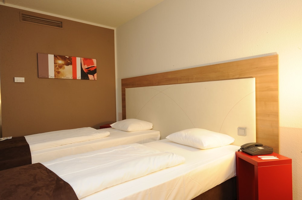 Habitación Superior con Dos Camas Individuales del hotel Mercure Stuttgart Airport Messe. Foto 1