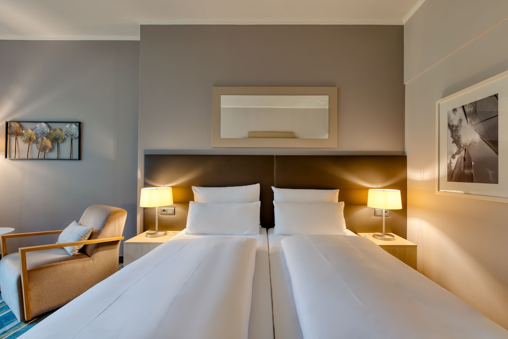 Habitación estándar con cama queen - size del hotel Mercure Düsseldorf Kaarst. Foto 2