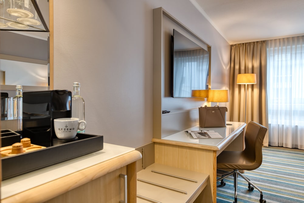 Habitación estándar con cama queen - size del hotel Mercure Düsseldorf Kaarst. Foto 4