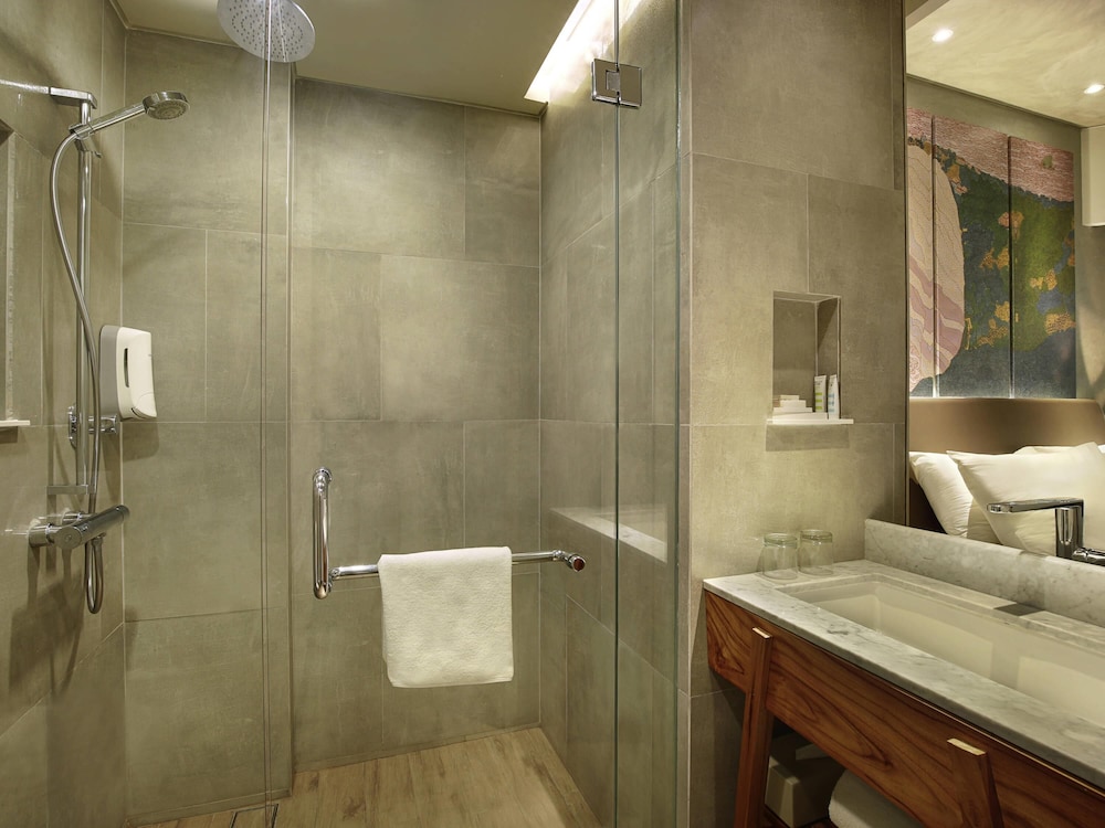 Habitación Superior con Cama Doble (Hasta 2 Adultos y 1 Niño) del hotel Mercure Kuta Bali. Foto 1