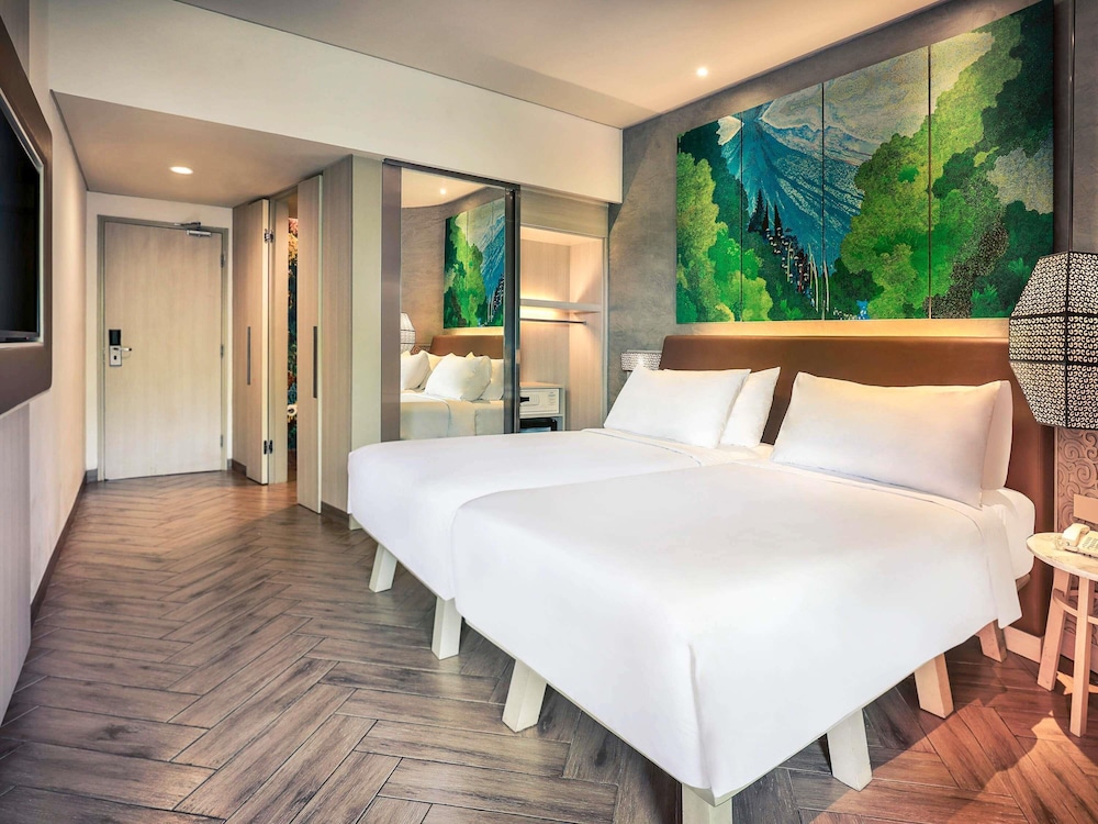 Habitación Deluxe con Dos Camas Individuales (Hasta 2 Adultos y 1 Niño) del hotel Mercure Kuta Bali. Foto 2