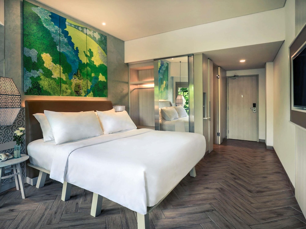Habitación Deluxe con Cama Doble y Balcón (Hasta 2 Adultos y 1 Niño) del hotel Mercure Kuta Bali. Foto 2