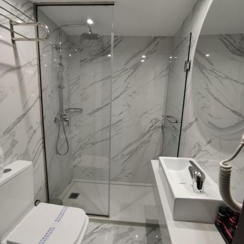 Habitación Doble Grande del hotel International Atene. Foto 5