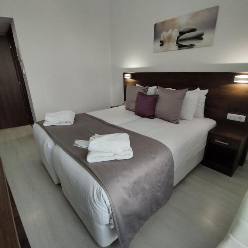 Habitación Doble Grande del hotel International Atene. Foto 8