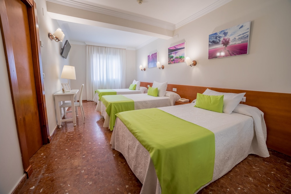 Habitación triple, 3 camas individuales del hotel Romerito. Foto 1