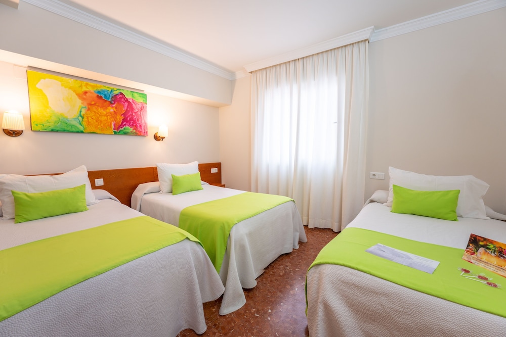 Habitación triple, 3 camas individuales del hotel Romerito. Foto 4