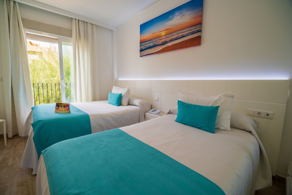 Habitación con 2 camas individuales, terraza del hotel Romerito. Foto 4