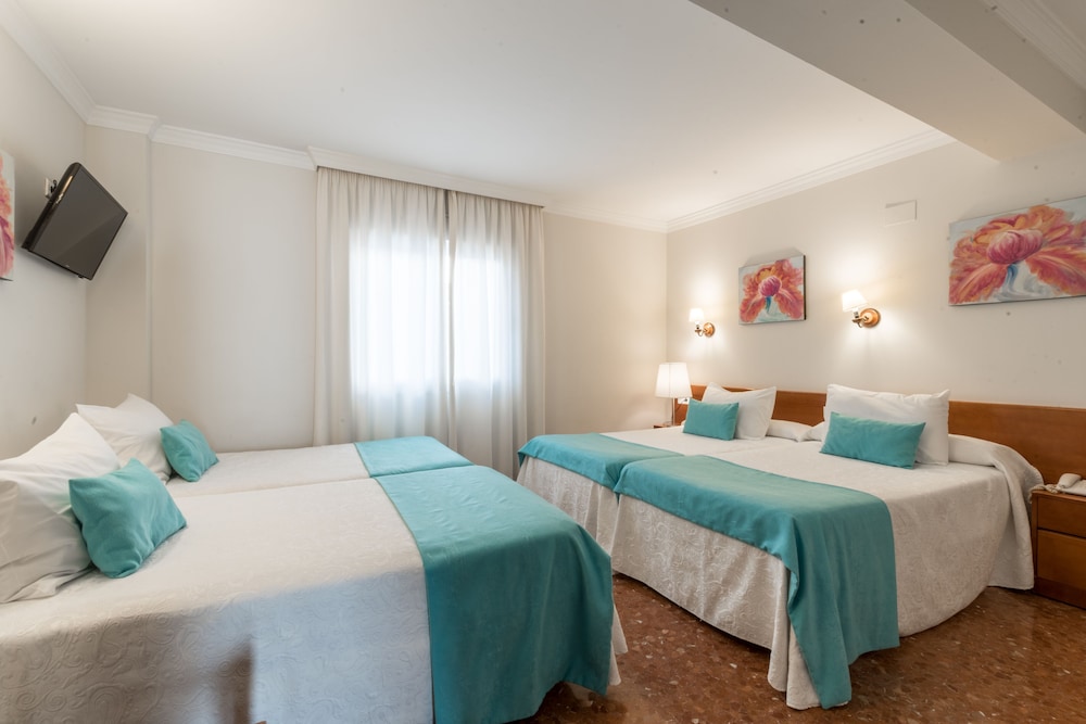 Habitación Cuádruple del hotel Romerito. Foto 1
