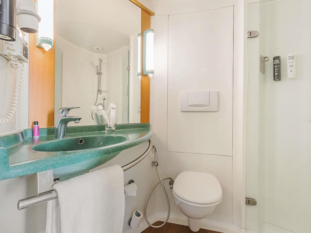 Habitación Premier Japonesa con 1 cama queen, Piso Ejecutivo del hotel Ibis Gurgaon Golf Course Road. Foto 5