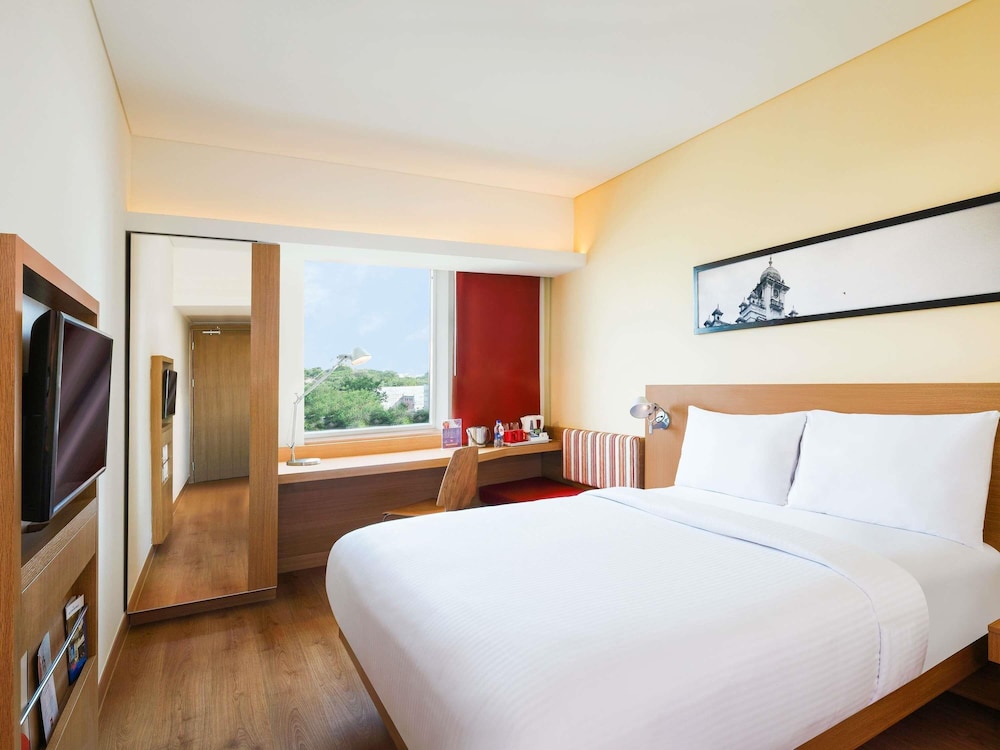 Habitación Premier Japonesa con 1 cama queen, Piso Ejecutivo del hotel Ibis Gurgaon Golf Course Road. Foto 6