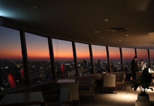 Habitación Deluxe Ejecutiva, Camas Gemelas y Terraza - No Fumador del hotel Novotel Okinawa Naha. Foto 3