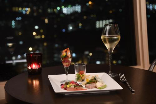 Habitación Deluxe Ejecutiva, Camas Gemelas y Terraza - No Fumador del hotel Novotel Okinawa Naha. Foto 4