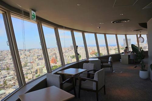 Habitación Deluxe Ejecutiva, Camas Gemelas y Terraza - No Fumador del hotel Novotel Okinawa Naha. Foto 5
