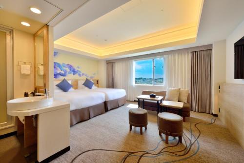 Habitación Deluxe Ejecutiva, Camas Gemelas y Terraza - No Fumador del hotel Novotel Okinawa Naha. Foto 6