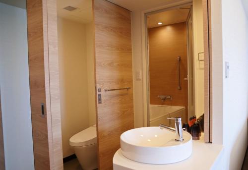 Habitación Deluxe Ejecutiva, Camas Gemelas y Terraza - No Fumador del hotel Novotel Okinawa Naha. Foto 8