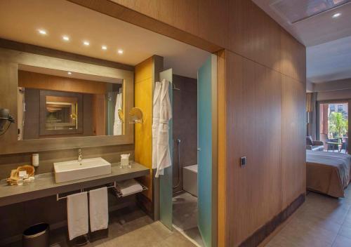 Habitación Deluxe con piscina privada del hotel Lopesan Baobab Resort. Foto 4