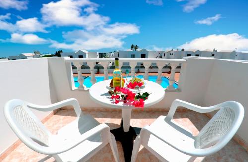 Apartamento con balcón privado y vistas a la piscina del hotel Tisalaya. Foto 2