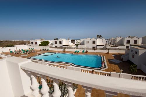 Apartamento con balcón privado y vistas a la piscina del hotel Tisalaya. Foto 3