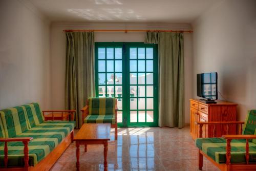 Apartamento con balcón privado y vistas a la piscina del hotel Tisalaya. Foto 4