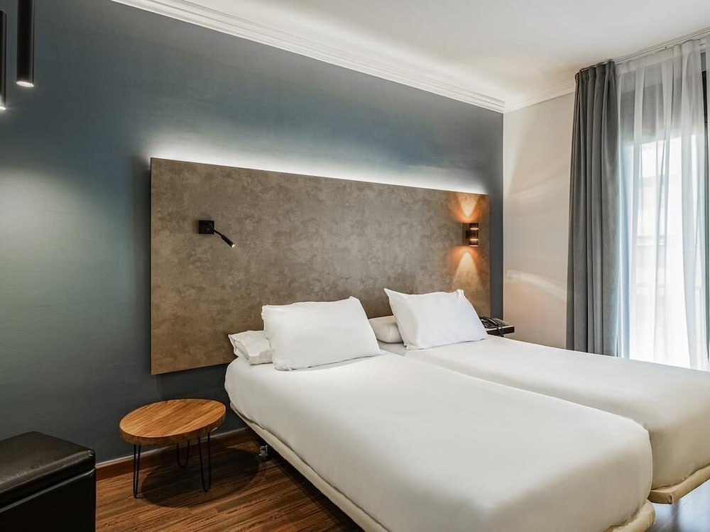 Habitación doble standard con 2 camas del hotel Ibis Styles Figueres Ronda. Foto 4