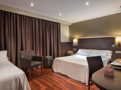 Habitación triple del hotel Ibis Styles Figueres Ronda. Foto 2