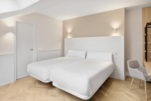 Habitación familiar Superior 1 Cama king 2 Camas individuales del hotel Begoña Centro. Foto 1