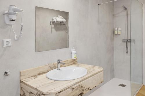 Habitación familiar Superior 1 Cama king 2 Camas individuales del hotel Begoña Centro. Foto 2