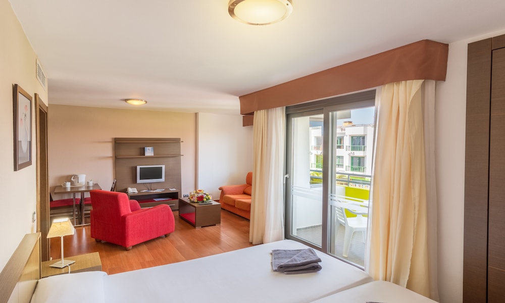 Habitación doble Sofá Cama incluido 1 Cama Individual del hotel LIVVO Corralejo Beach