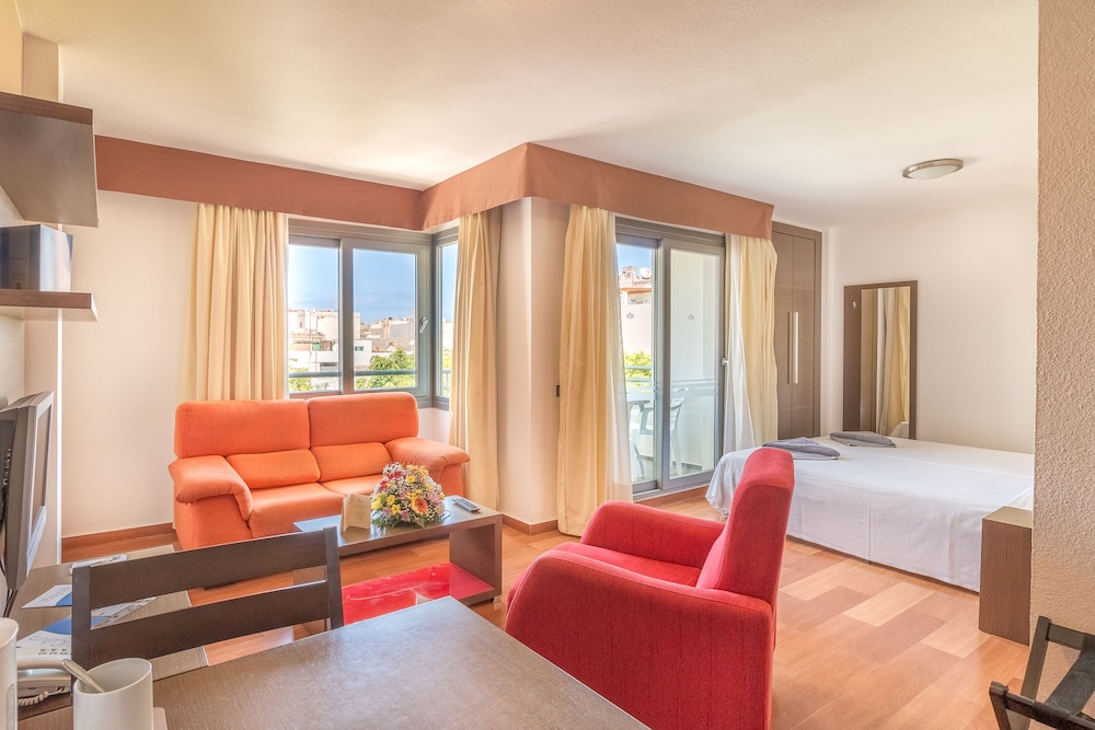 Habitación doble Sofá Cama incluido 1 Cama Individual del hotel LIVVO Corralejo Beach. Foto 1
