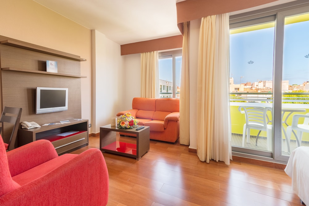 Habitación doble Sofá Cama incluido 1 Cama Individual del hotel LIVVO Corralejo Beach. Foto 3