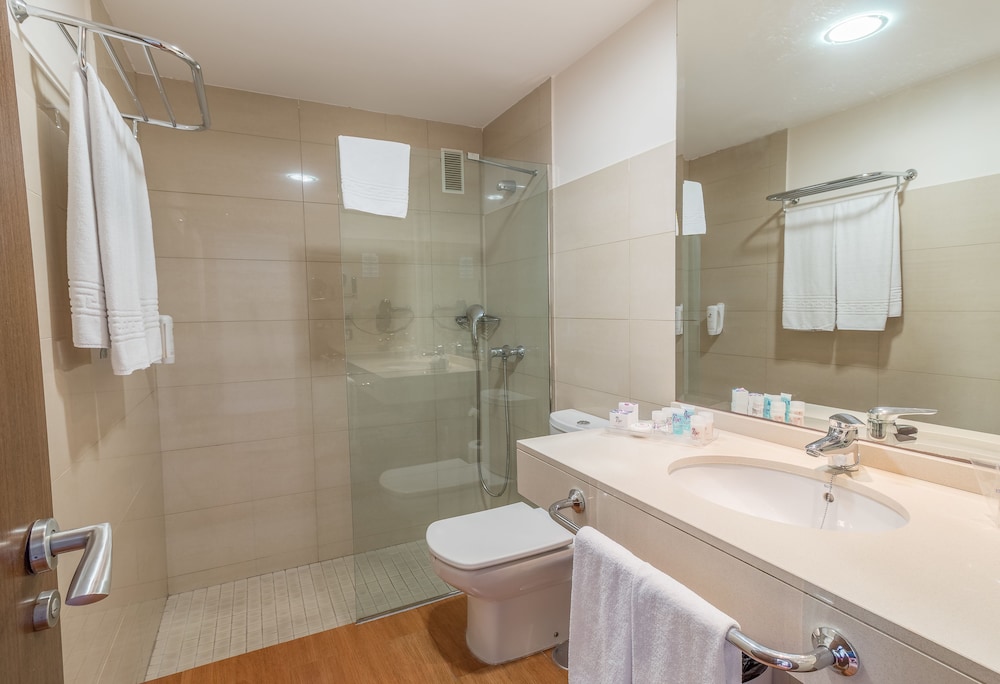 Habitación doble Sofá Cama incluido 1 Cama Individual del hotel LIVVO Corralejo Beach. Foto 4