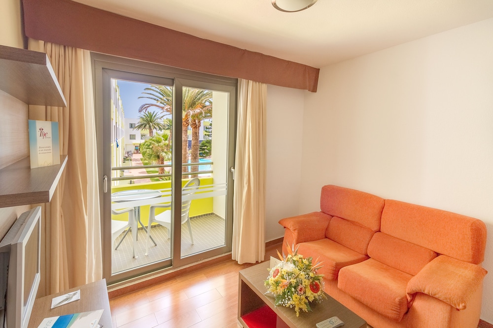 Habitación doble Vista Piscina Premium 3 camas individuales del hotel LIVVO Corralejo Beach. Foto 7