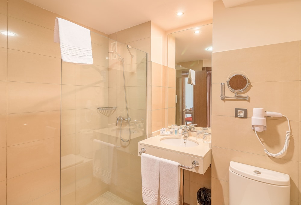 Habitación doble Vista Piscina Premium 3 camas individuales del hotel LIVVO Corralejo Beach. Foto 8