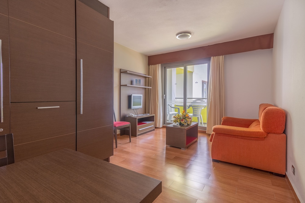 Habitación premium, vistas a la piscina del hotel LIVVO Corralejo Beach. Foto 5